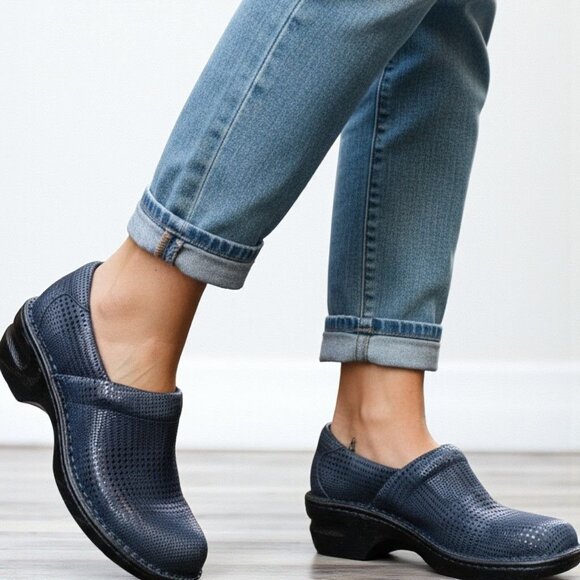 BØC | BØRN Concept Womens Peggy Clogs Blue Leather Block Heel Slip On Size 6.5 M - Picture 1 of 10